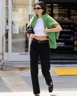 Kendall_Jenner_at_a_gas_station_in_LA__28March_0129.jpg