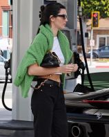 Kendall_Jenner_at_a_gas_station_in_LA__28March_01292.jpg