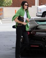 Kendall_Jenner_at_a_gas_station_in_LA__28March_01296.jpg