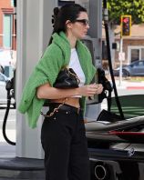 Kendall_Jenner_at_a_gas_station_in_LA__28March_01297.jpg