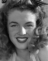 a_young_marilyn_monroe2C_then_norma_jean2C_photographed_by_andr__de_dienes_in_1945_.jpg