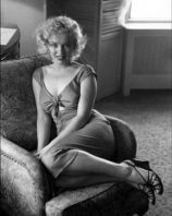 marilyn_monroe_photographed_at_the_claridge_hotel_during_an_interview_for_parade_magazine2C_1952.jpg