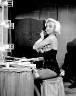 marilyn_monroe_photographed_during_the_filming_of__gentlemen_prefer_blondes_2C_1953_.jpg