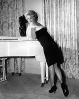 marilyn_monroe_photographed_in_her_new_york_apartment_with_her_white_piano2C_1958_1.jpg