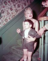 marilyn_monroe_with_milton_greene_s_son_at_a_cocktail_press_party2C_1956_-1.jpg