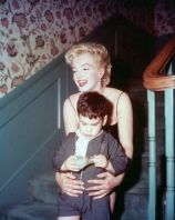 marilyn_monroe_with_milton_greene_s_son_at_a_cocktail_press_party2C_1956_.jpg