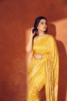 raashi-khanna-in-gold-yellow-saree1.jpg