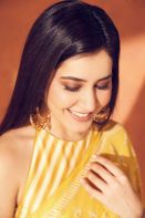 raashi-khanna-in-gold-yellow-saree3.jpg