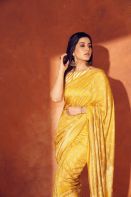 raashi-khanna-in-gold-yellow-saree5.jpg