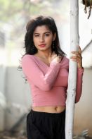 sheetal-bhatt-pink-croptop-black-shorts-rps16.jpg